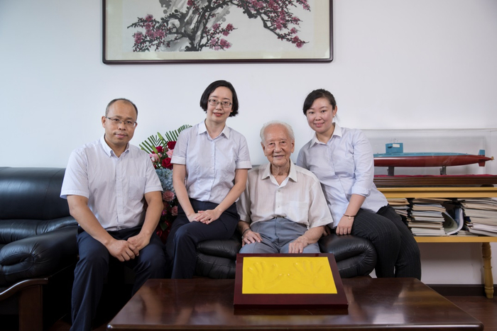 黄旭华院士与手摸采集团队合影（项目组供图）