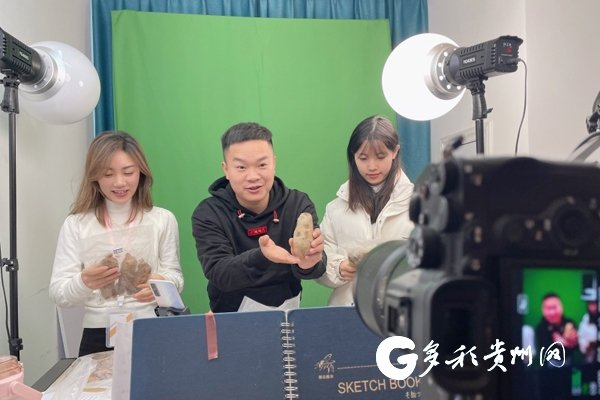 直播基地内，大家干劲十足