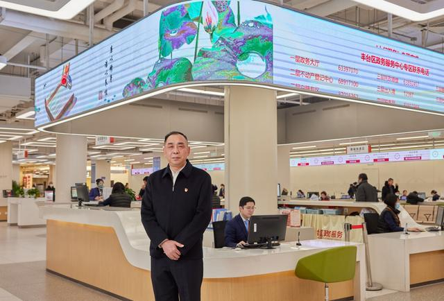 1月31日，丰台区政务服务中心大厅，陈焰接受新京报记者采访。  新京报记者 郭延冰 摄