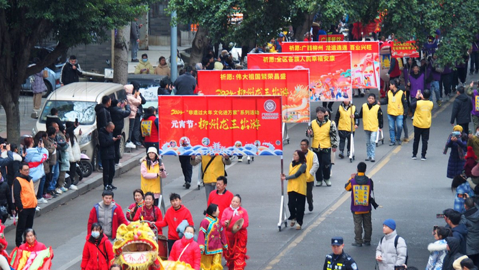 巡游队伍返回西来寺方向。