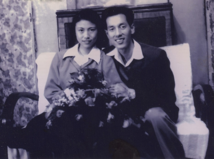 1956年黄旭华与李世英在家中举办婚礼时的合照（黄旭华供图）