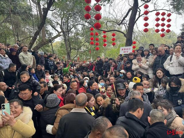 ▲广汉“拉保保”民俗活动现场