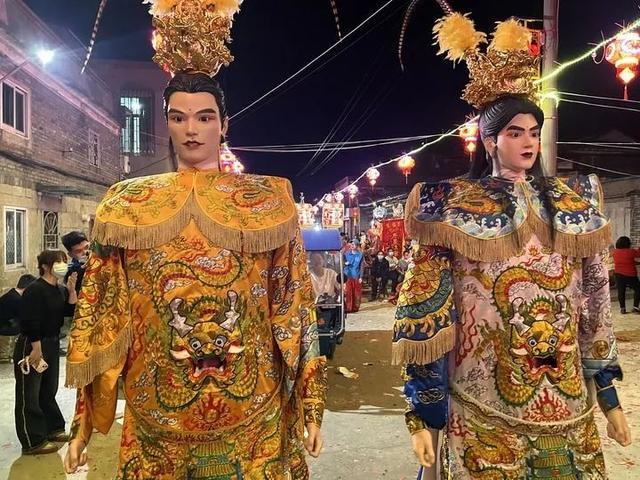 新版“张世子”和“张二世子”神将游行。（林滨 摄）