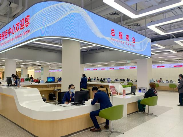2021年4月16日，丰台区政务服务中心，不少政务服务事项可在这里实现“一门办理”。  新京报记者 陶冉 摄