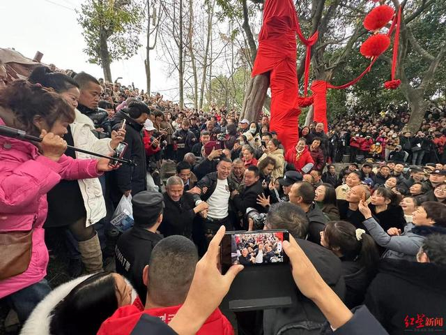 ▲广汉“拉保保”民俗活动现场 