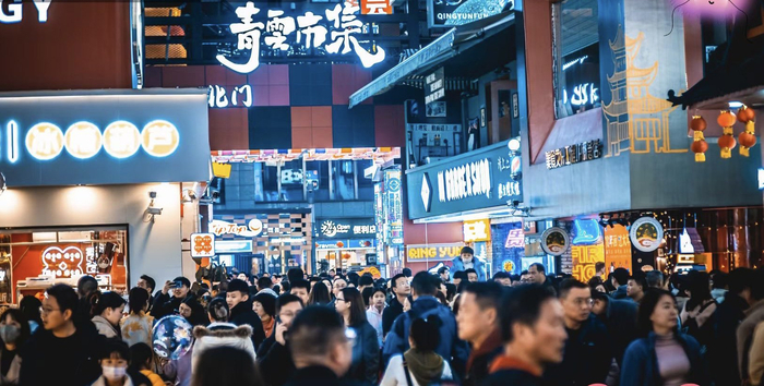 春节假期，青云市集人流如织。