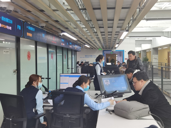 北京城市副中心政务服务中心大厅内,市民正在办理业务.