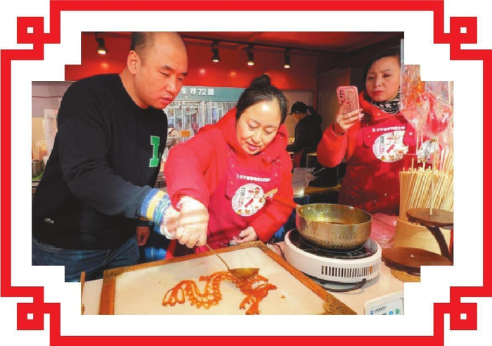         刘桐（左一）与采访对象一起感受糖画传统技艺的魅力。