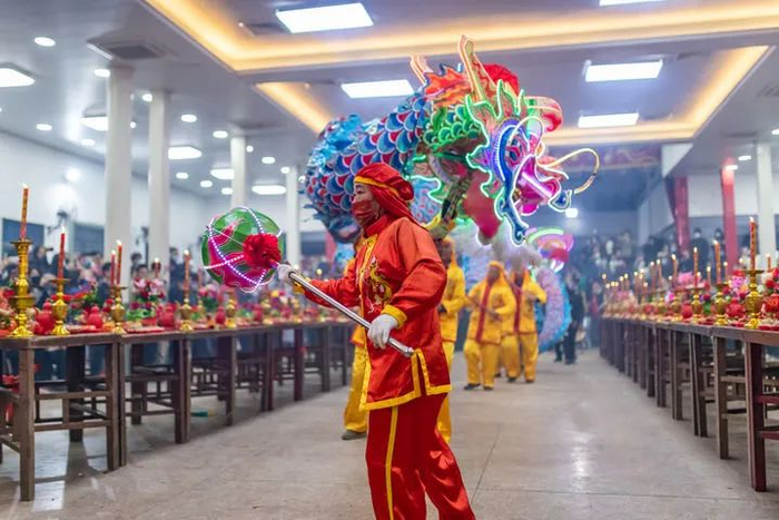 福州市长乐区潭头镇厚福片区游神民俗活动中的舞龙表演。（林瑞乐 摄）