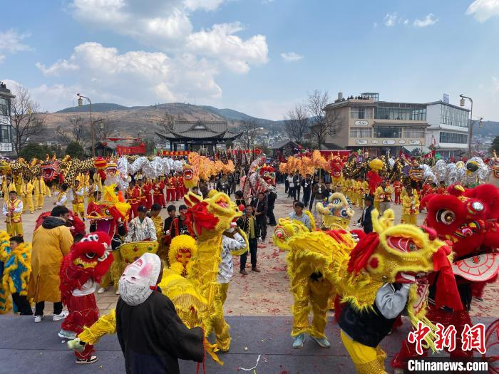 图为密祉元宵灯会花灯展演现场。中新网记者 陈静 摄