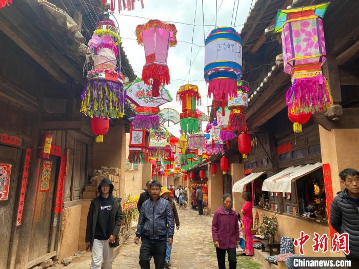 (新春走基层)"小河淌水"的故乡云南弥渡数万人唱花灯,闹元宵|元宵