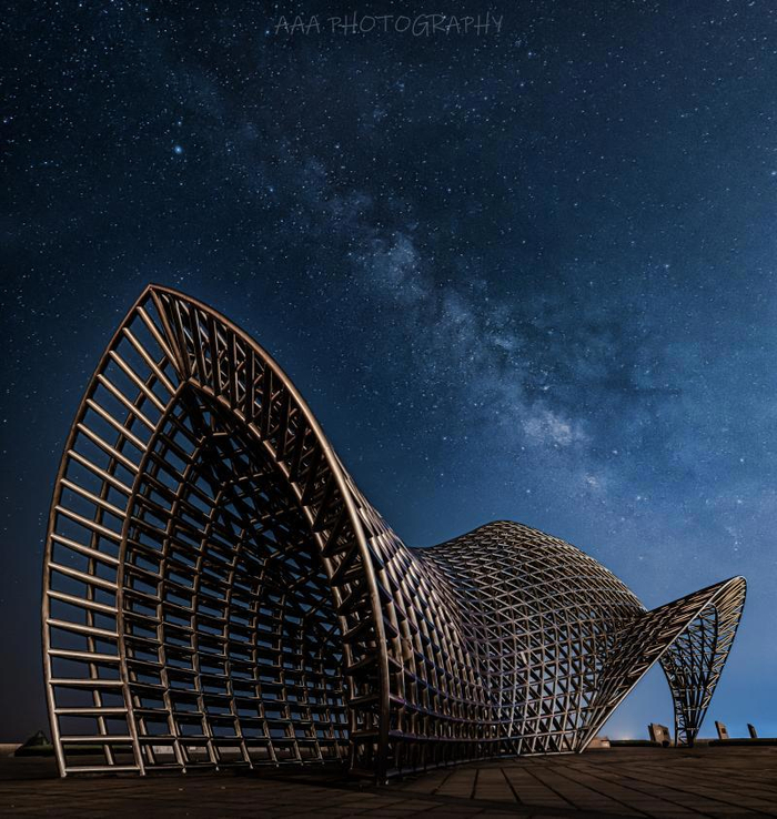 摄于临港南汇嘴观海公园，天空中银河肉眼可见。 胡幸阳 摄