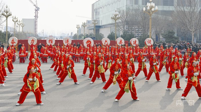 祁县展演现场喧天的锣鼓（央广网发 张钰佳 摄）