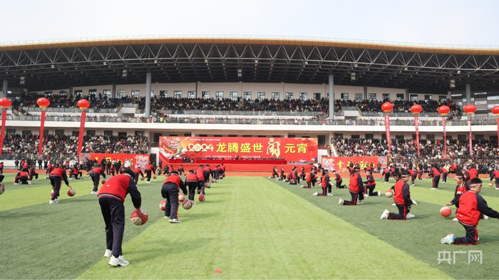 垣曲小学生表演花样篮球操（垣曲融媒供图）