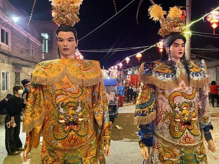 新版“张世子”和“张二世子”神将游行。（林滨 摄）