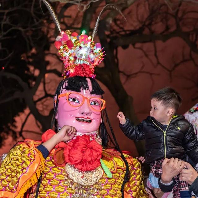 福州市长乐区潭头镇厚福片区游神民俗活动中，观众与神将互动。（林瑞乐 摄）