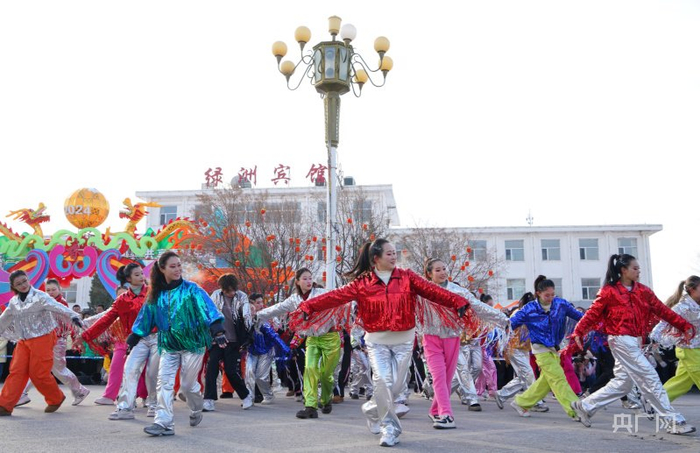 活力四射、激情澎湃的现代舞步（右玉县委宣传部供图）