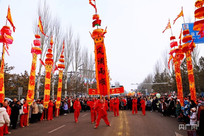 顶幡表演令人拍手叫绝（央广网记者 郎麒 摄）