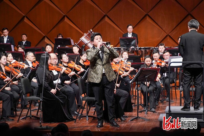 唢呐协奏曲《百鸟朝凤》演出现场。杜船摄
