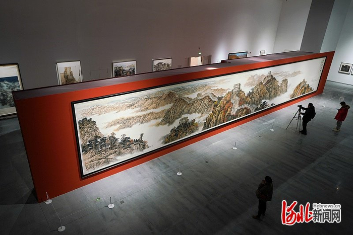 长20.5米、高3米的巨幅长城题材画作。杜船摄