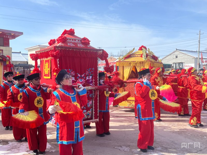 “土”气十足地抬花轿（沁县融媒供图）