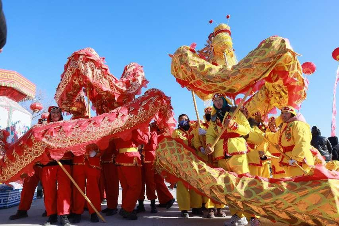赤峰市举办的舞龙活动（2月6日摄）。新华社发