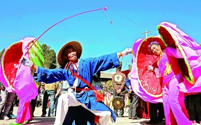     弥渡传统花灯《渔翁》。 葛树蓉摄