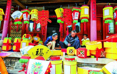     当地手艺人在扎花灯。 常学强摄