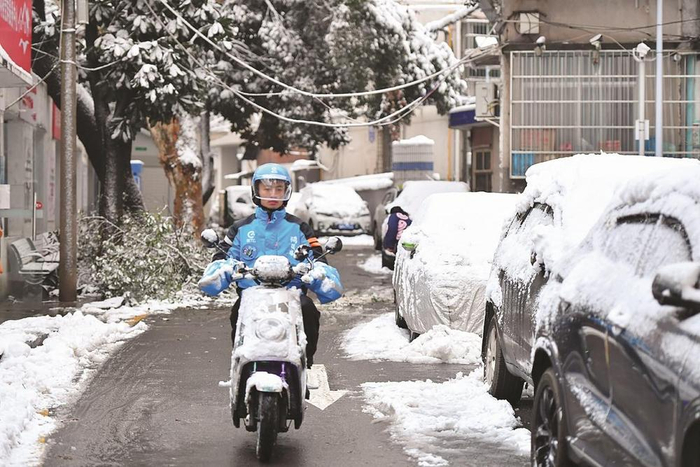         1月22日，在长沙市天心区裕南街街道东瓜山社区，外卖骑手志愿者尹超为老人送餐。     新华社记者 陈泽国 摄    