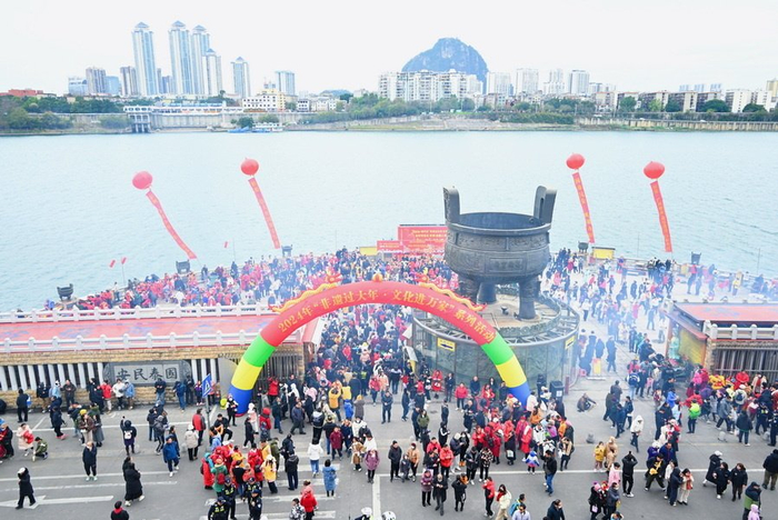 西来寺前活动现场盛况。