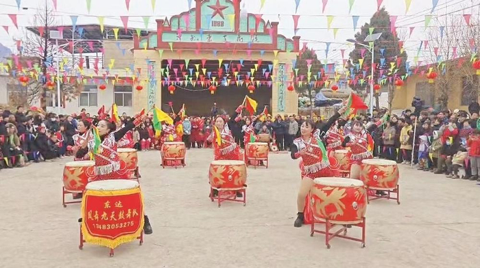         元宵佳节，涉县西达镇东达村剧院广场鼓舞表演引来众多群众驻足观看。                                   陈虎斌 摄    