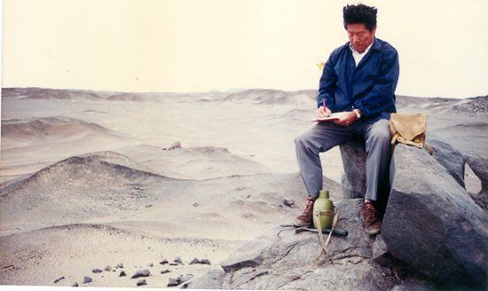 1996年，赵鹏大在新疆罗布泊野外工作。受访者供图