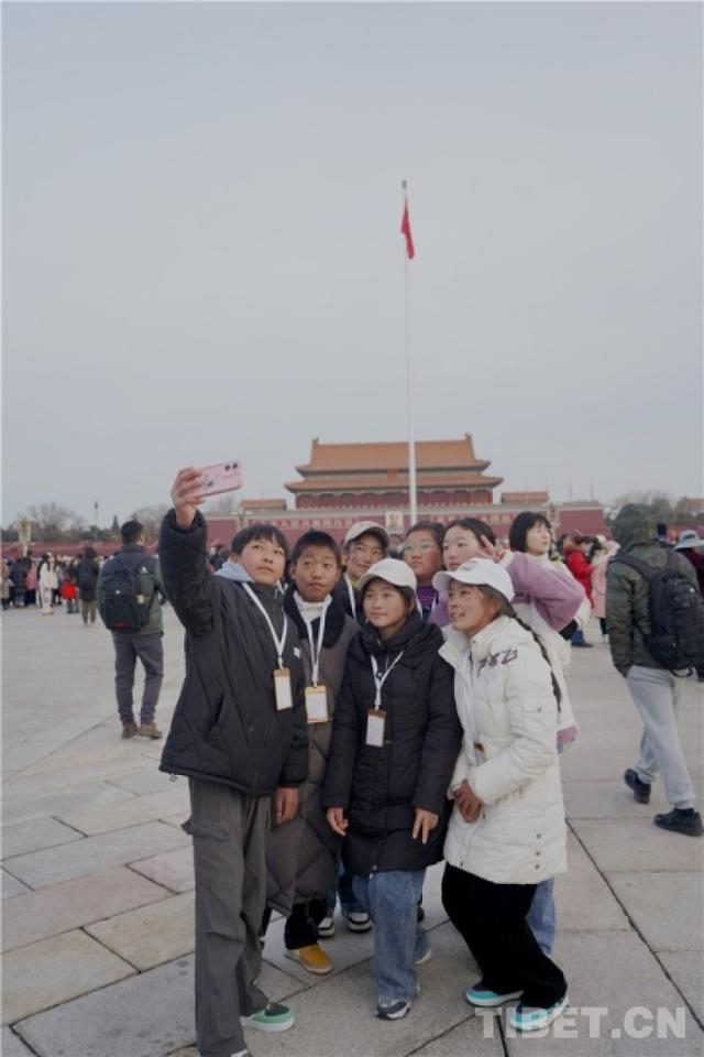 图为同学们在天安门合影摄影：王茜