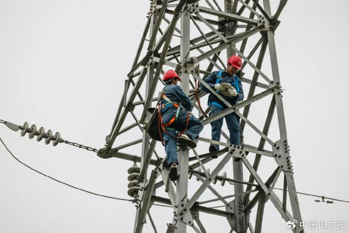 南方电网贵州六盘水供电局组织输电人员对35千伏木用线开展预试定检工作。王飞 高宗星 摄