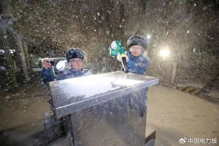 国网德州供电公司员工冒雪开展变电站设备特巡。