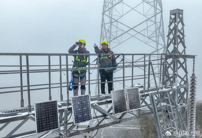 2月21日，安徽送变电工程有限公司运维工人在安徽省六安市金寨县山区观测输电线路覆冰情况。