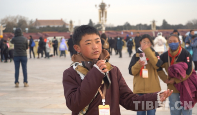 图为学生在天安门广场歌唱摄影：王茜