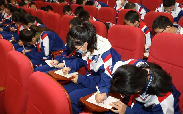 开学典礼上，北京市第十一中学学生写下新学期寄语。 受访者供图