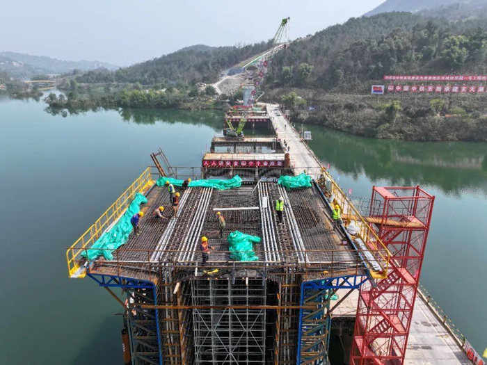 玄天湖大桥正进入桥墩施工