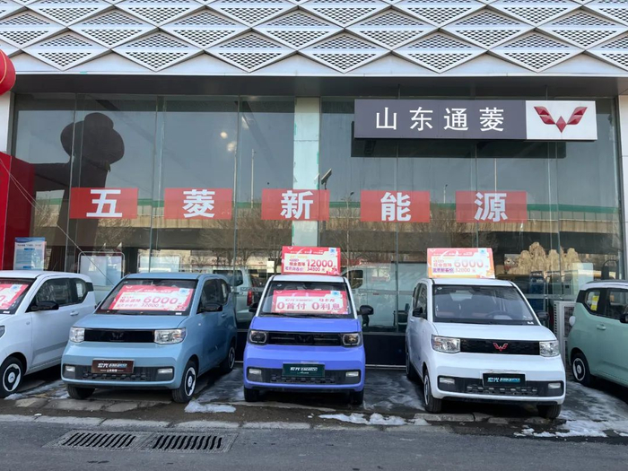 汽车经销商在门店前展示的微型新能源车 张鹏飞摄