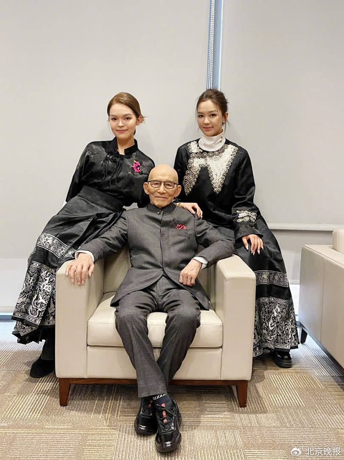 游本昌和两位孙女合影（家属供图）