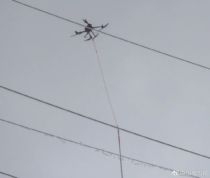 2月21日，在安徽省淮北市濉溪县220千伏藕池变电站，国网淮北供电公司运维人员正在对供电输电线路进行除冰作业。