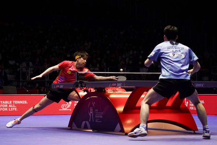 国乒男团半决赛3-2险胜韩国男团，中国队选手王楚钦（左）在首盘比赛中1比3不敌韩国队选手张禹珍 图据视觉中国