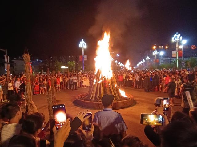▲凉山彝族火把节现场 