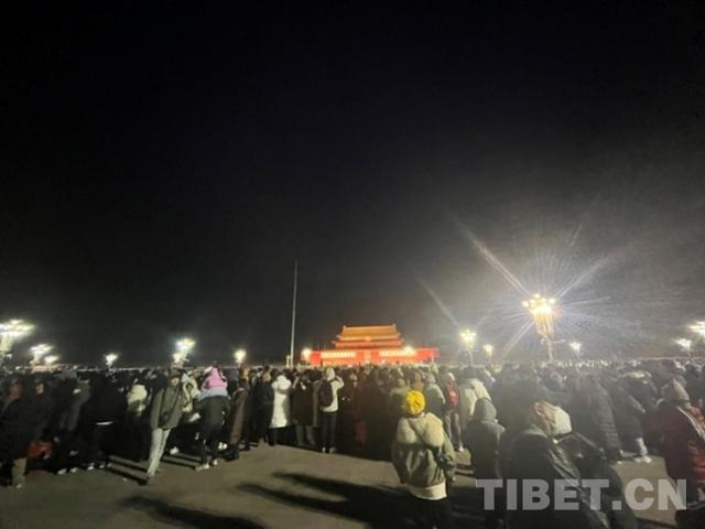 图为学生们到达天安门广场摄影：王茜