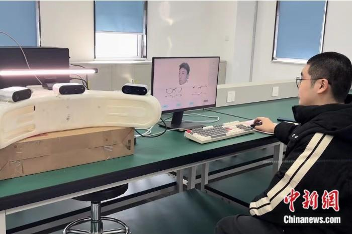   河北工业大学学生在河北工业大学创新研究院做设计。 宫宏宇 摄