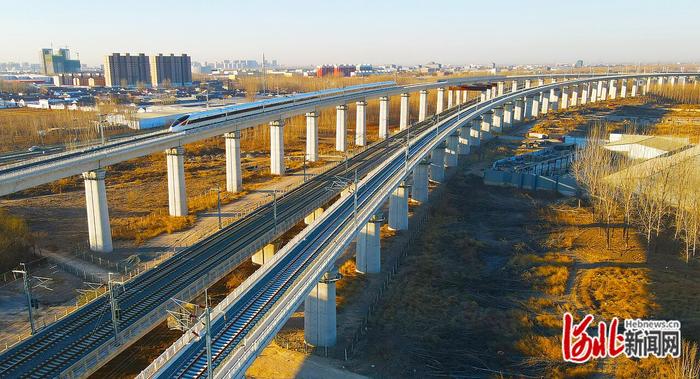 2023年12月1日,一列复兴号动车组列车驶过津兴城际铁路跨津保铁路胜芳