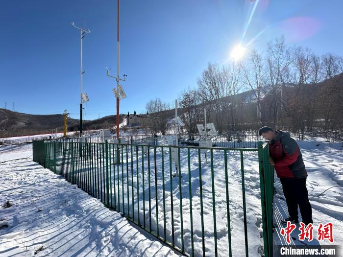 气象预报服务人员在巡查“十四冬”赛场边的气象观测站。记者 郝凌宇 摄