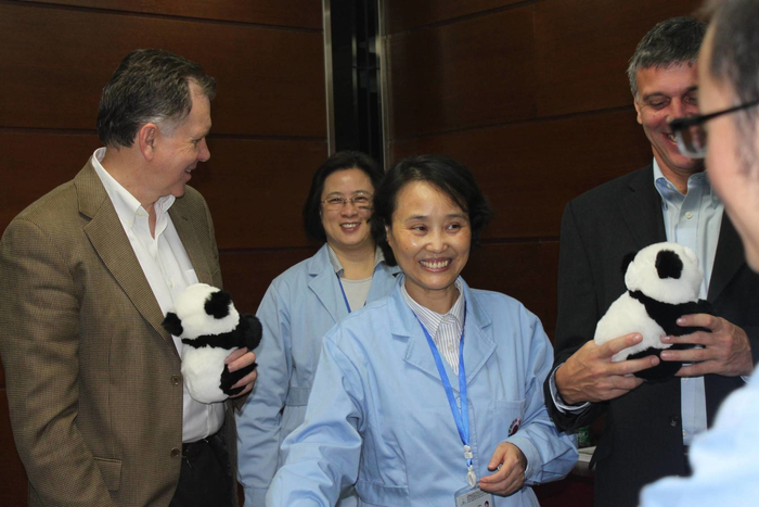 王莉正在与国外委托方客户交流