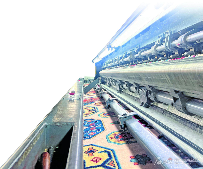 　　在位于和田市吐沙拉镇格来木村的和田宇宙地毯有限公司，机织生产线正在运转。 天山网-新疆日报记者拍热扎提·阿不都摄